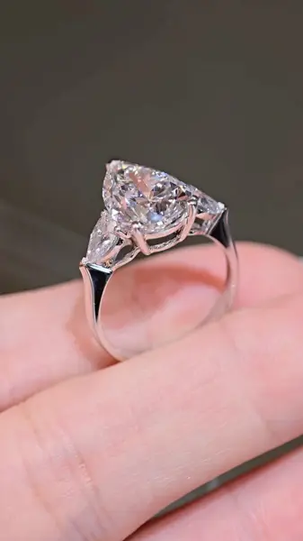 Кольцо «Груша» с тремя камнями, 5,07 ct