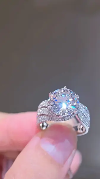 Кольцо «Круг» с паве, 5,06 ct