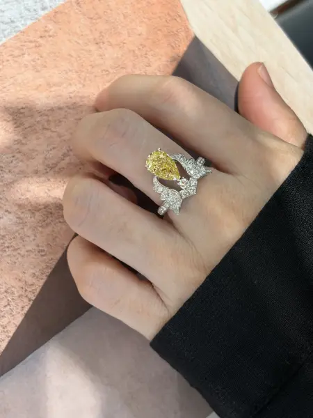 Кольцо с жёлтым бриллиантом «Груша», 2 ct