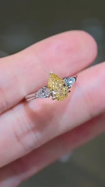 Кольцо с жёлтым бриллиантом «Груша» с тремя камнями, 1,55 ct