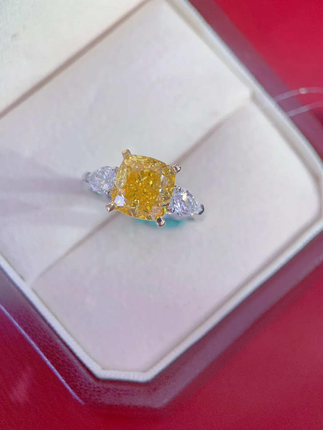 Кольцо с жёлтым бриллиантом «Кушон» с тремя камнями, 4,05 ct