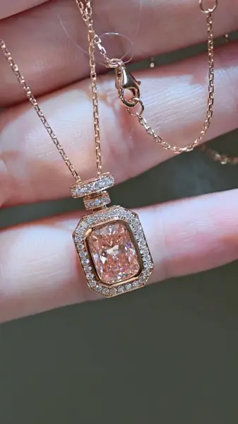 Подвеска-флакон с розовым бриллиантом «Радиант», 3,02 ct